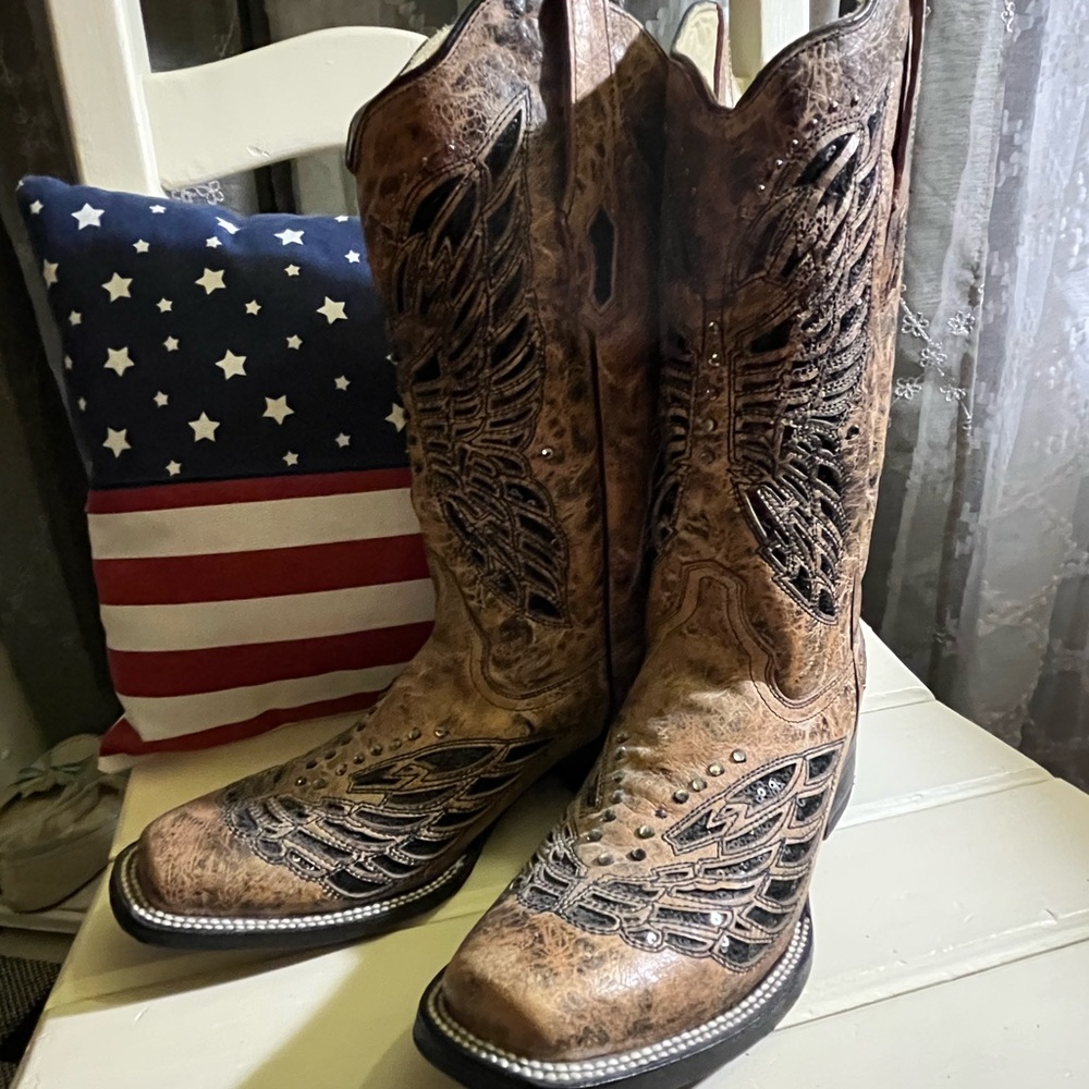 New Ladies size 8 Corral Boots